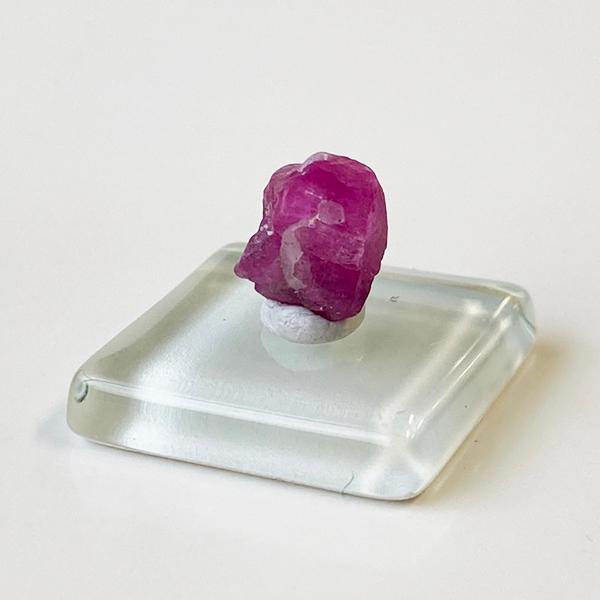 アフガニスタン産ルビー原石　標本　蛍光鉱物（送料無料）