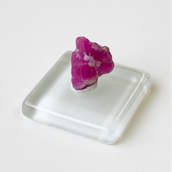 アフガニスタン産ルビー原石　標本　蛍光鉱物（送料無料）