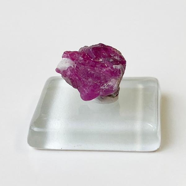 アフガニスタン産ルビー原石　標本　蛍光鉱物（送料無料）