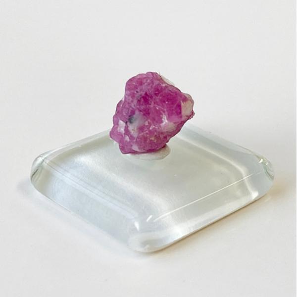 アフガニスタン産ルビー原石　標本　蛍光鉱物（送料無料）