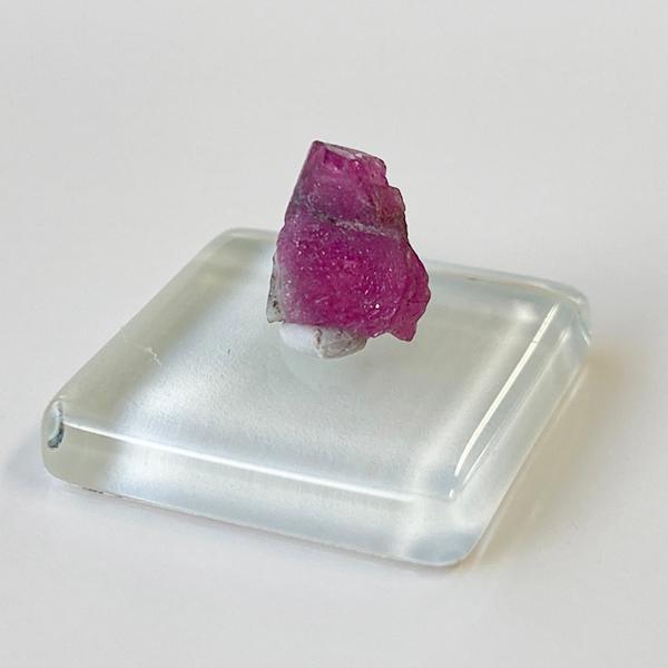 アフガニスタン産ルビー原石　標本　蛍光鉱物（送料無料）