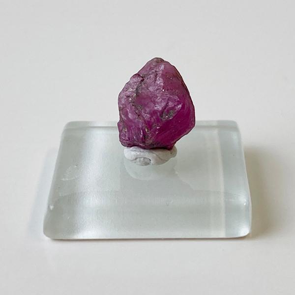 アフガニスタン産ルビー原石　標本　蛍光鉱物（送料無料）