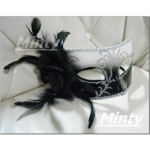 魅惑のブラック mintyミンティー黒ｘホワイト地に銀ラメ＆トリムに黒い巻き薔薇とフェザー付きマスク