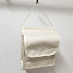 帆布 ナプキンストッカー 生理用品 収納 ケースです。トイレの壁などに吊り下げて使用できます。  メール便可