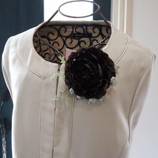 ラナンキュラスとベリーのコサージュ　ブラックヘザー　お洒落くすみ系　卒業式　入学式　結婚式