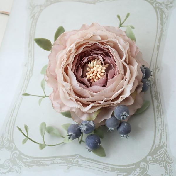 ラナンキュラスとベリーのコサージュ　アンティークベージュ　お洒落くすみ系　卒業式　入学式　結婚式