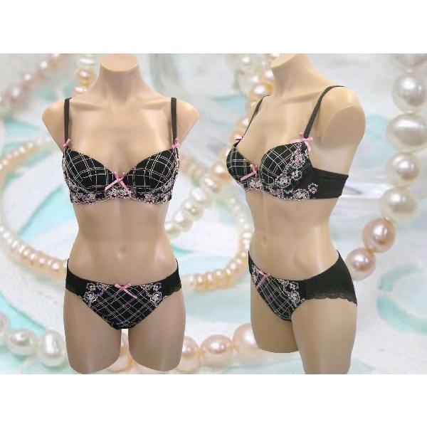 可憐なチェック柄に小さな花柄刺繍をあしらった　ブラ＆ショーツ　Ｂ７０ A16