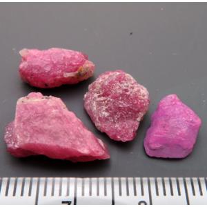 コランダム ルビー Corundum Ruby シャープな裂開 高彩度の濃いピンク インドネシア産 瑞浪鉱物展示館 4551｜mm-museum