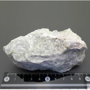 鉱物標本 方曹達石 Sodalite ハックマナイト Hackmanite UVでピンクの蛍光 ロシア産 瑞浪鉱物展示館 5188｜mm-museum