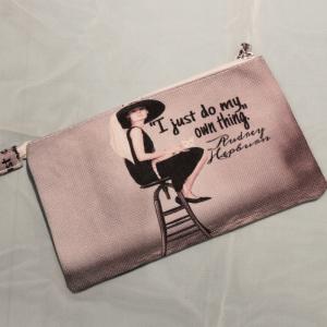 ミニポーチ 猫  Audrey Hepburn オードリーヘップバーン 布 バッグ ファスナー付｜modisteclub