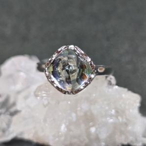 虹入りクラック水晶　リング　虹入りクラッククォーツ　指輪 虹入りクラック水晶 リング 虹入りクラッククォーツ 指輪