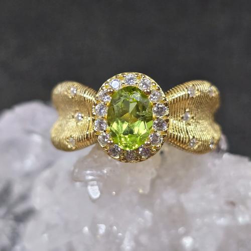 ペリドット　リボン　リング　ペリドット　指輪　ゴールド　キラキラ
