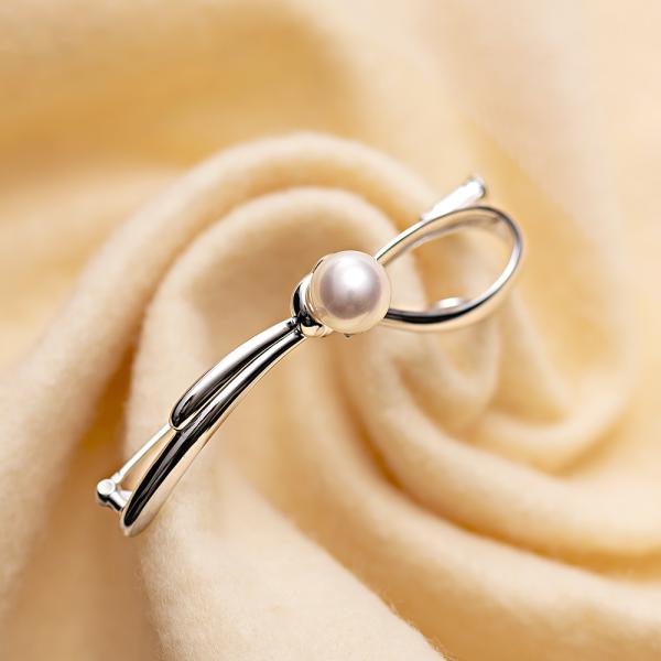 [ムーンレーベル 公式] パール ブローチ Pearl ＆ Ribbon ブローチ 真珠 ブローチ ...