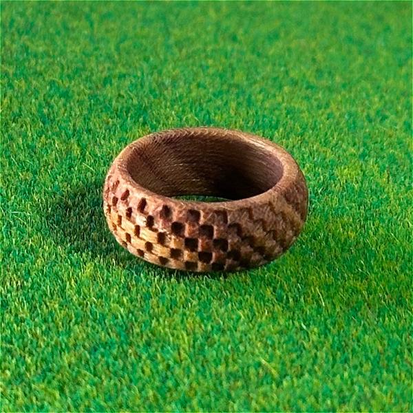 和柄の木製リング（市松模様）