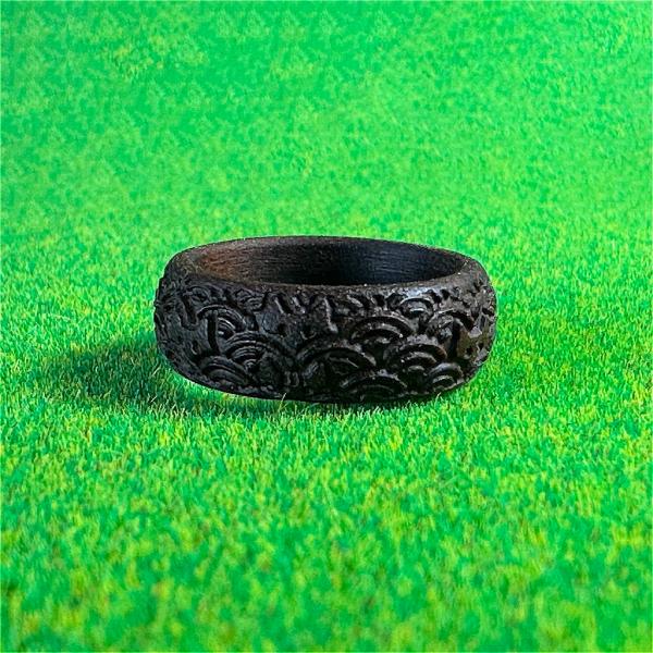 黒ねこの和柄の木製リング（青海波）