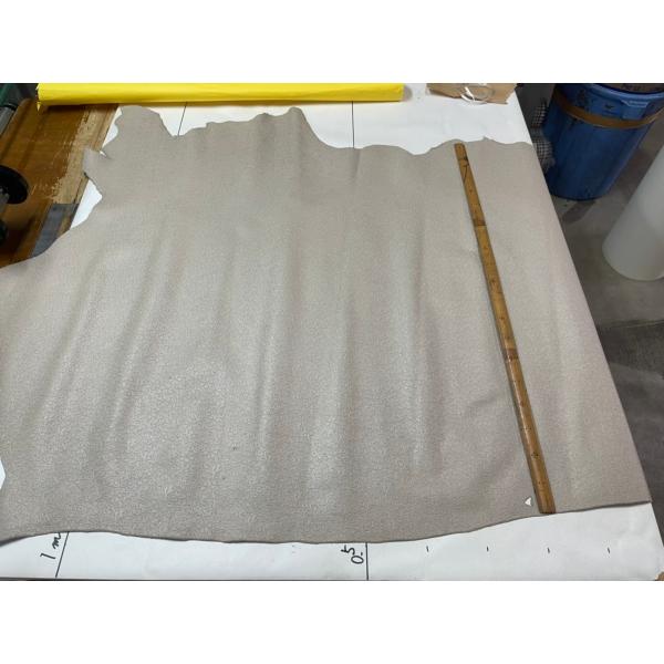 ※写真現物のみ　本革　花柄　型押し　厚み1.2mm　130 ベージュ