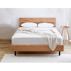便利なコンセント付き、楡材をオイルで仕上げた木目感あるすのこ仕様のスッキリデザインのシングルベッド