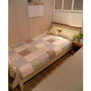 白とナチュラルのシンプルなパイン材のカントリーシングルベッド｜morinokuni