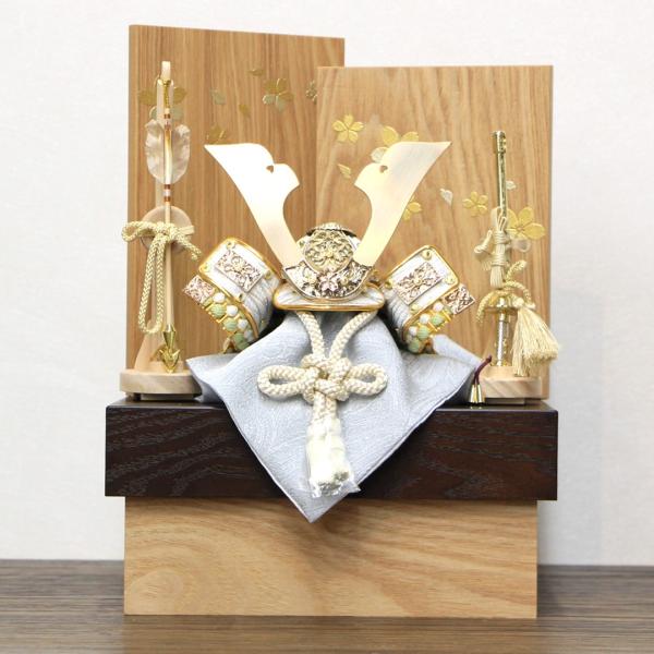 五月人形 コンパクト おしゃれ 豪華 兜飾り 木製 収納飾り 4号 金小札中鍬緑糸縅兜収納飾り 金銀...