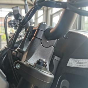 GSX-S1000/GT ハンドルバーライザー 30mmUP 22mmOffset シルバー VOIGT