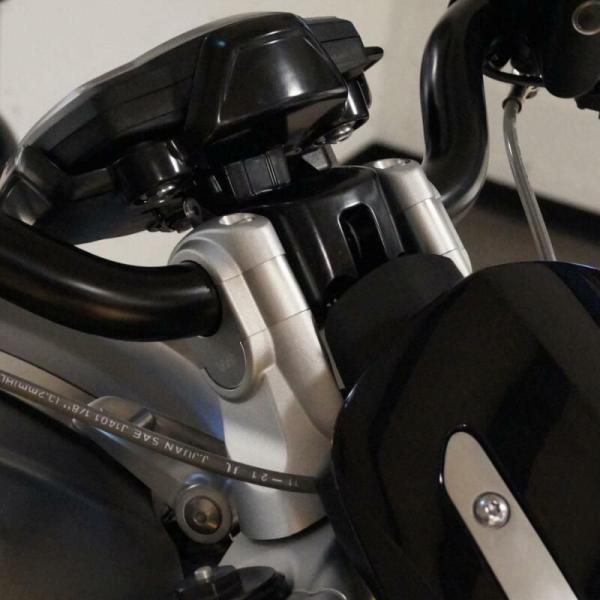 トライアンフ  ロケット3 ハンドル ライザー 25mmUP シルバー VOIGT MOTO TEC...