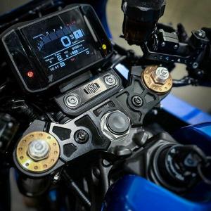 ヤマハ XSR900 トリプルツリートップブリッジカバー HooBue｜モトパーツ