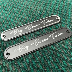 【特別生産商品】BMW R18 エンジンプレート BIG BOXER TWIN 筆記体 2枚セット KERTS｜motoparts