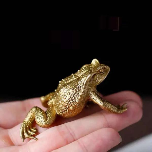 純銅の小さなヒキガエル 個性的な茶寵置物 真鍮のカエル 飾り　可愛い