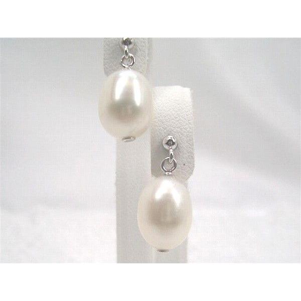 際立つホワイトの存在感、ＳＶ淡水真珠オーバルピアス