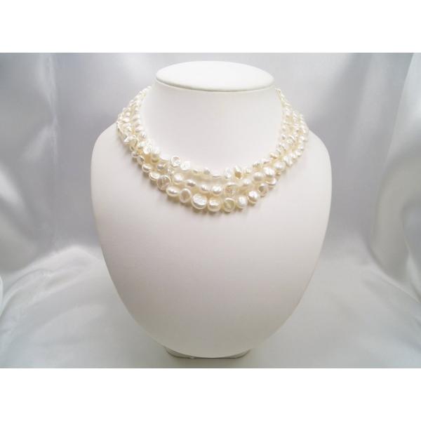 ボリュームたっぷりバロックが個性的、淡水バロックパール三連ネックレス