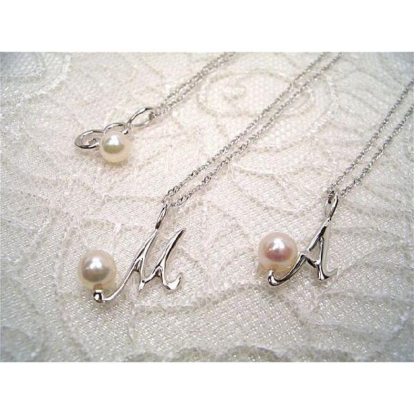 ベビーパール、イニシャルデザインネックレス