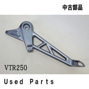 バイク オートバイ 中古部品 VTR250　MC33　左ステップホルダー　テラシルバー　50700-KFK-000ZC　ホンダ　HONDA｜mshscw4