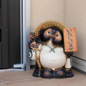 [ポイント5倍][名入れ]信楽焼 狸 置物 表札 開運 たぬきの置物 13号 おしゃれ 手作り 狸置...