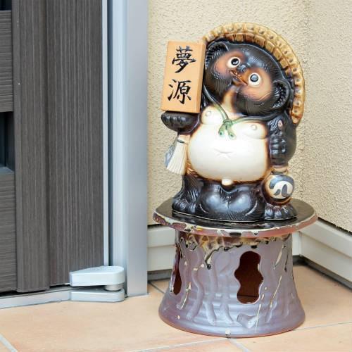 [ポイント3倍][名入れ]信楽焼 狸 置物 表札 開運 たぬきの置物 10号 玄関 狸置物 おしゃれ...