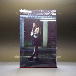 ホリーハンバーストーン Holly Humberstone - Paint My Bedroom Black (Acoustic): Exclusive Alternate Sleeve/ Pink Shell Edition (cassette)｜musique69