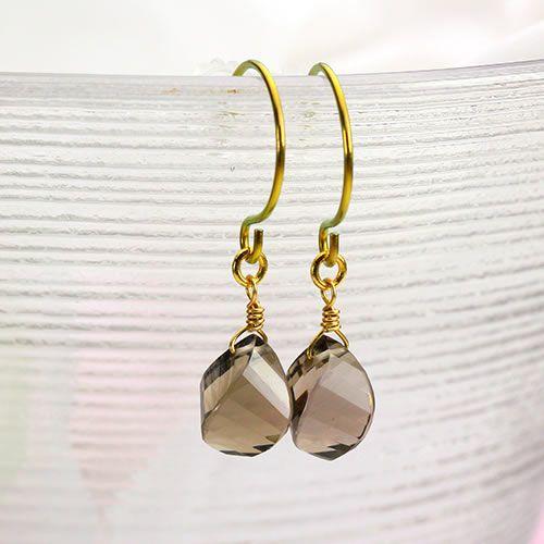 【アレルギーに安心♪純チタン　ピアス　レディース】ツイストカット/スモーキークオーツ