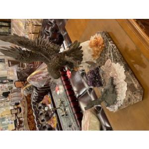 スペイン輸入　アンティーク調　ゴージャス　本格　ブロンズ製　水晶　イーグルの置物　鷲の置物　鷹の置物