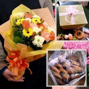 誕生日 プレゼント 花束スイーツセット 焼き菓子１２個ボックスとビタミンカラー系花束のセット(Hanasaku＆フランス菓子店ルブラン)｜nature-yshop