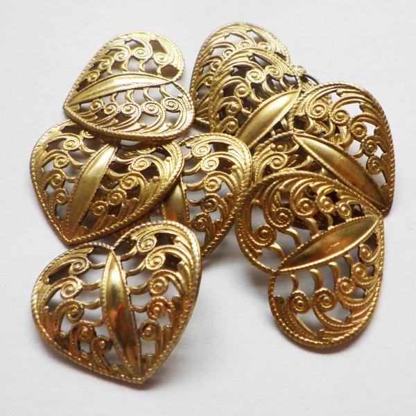 真鍮未加工　ミリアムハスケルハートレリーフ座金　使い沙憂いサイズ25ｘ21.5ｍｍ　8枚1セット