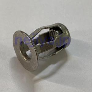 リアスポ取付に裏に手が入らない場所にナットを作れます