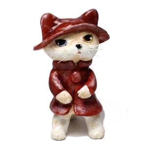 やまねこ 旅する猫 小 白茶 赤色コート 猫 置き物 石紛粘土 猫 オブジェ｜nekoland