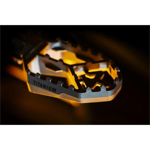 アクラポビッチ AKRAPOVIC アドベンチャーフットペグセット R1300GS '2024〜'2...