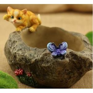 フラワーポット 大きな石のまわりで遊ぶ 猫と蝶々