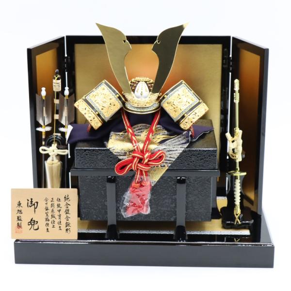 五月人形 兜 平飾り 15号 たくみ 幅69cm 牡丹金具 黒艶塗 金屏風