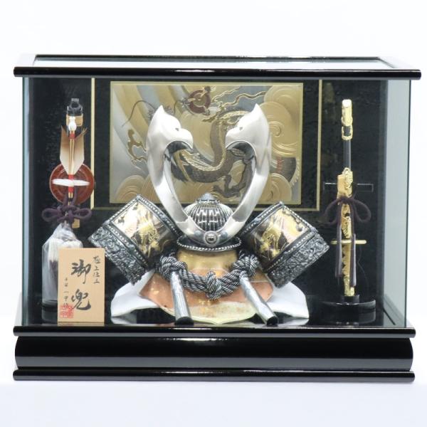 五月人形 兜 ケース飾り 平安一甲作 10号 大河 幅48cm ガラスケース 黒艶塗 彫金龍バック