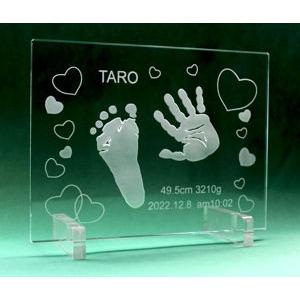 NEW手形足形ガラスプレート（ハート）/出産記念、出産祝いに赤ちゃんの手形足形をガラスプレートにエッチング/ベビーの成長記録に、内祝い、プレゼント｜ninoart-glass