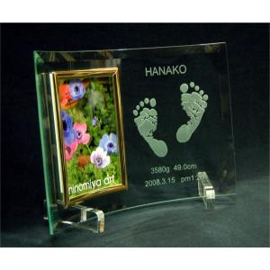 赤ちゃんの足形フォトフレーム（縦形）/出産記念、出産祝いに赤ちゃんの手形足形をフォトフレーム（写真立）にエッチング/成長記録に、内祝い、プレゼントに｜ninoart-glass