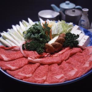 松阪牛すき焼き ロース肉 肩ロース肉 200g 牛脂付き 国産 和牛 すき焼き用 牛肉 冷凍 ブランド牛 お祝い すき焼き肉 株式会社まるよし 三重県 送料無料｜nipponselect