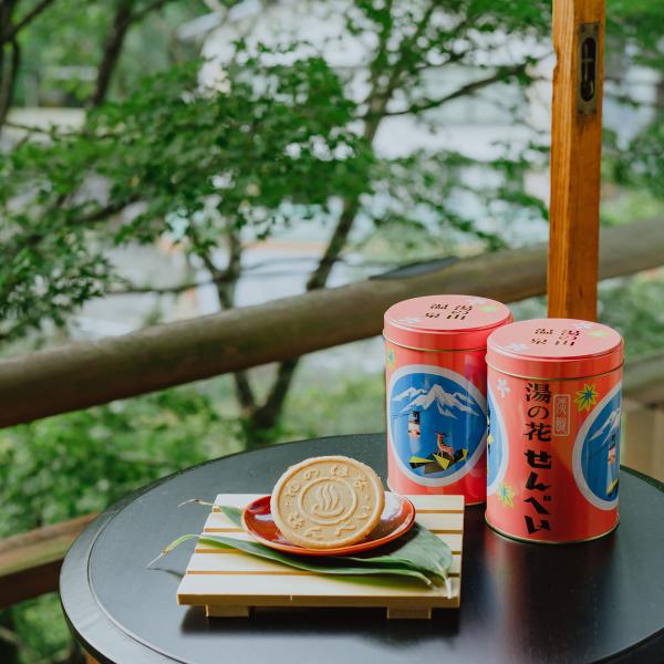 湯の花せんべい 丸缶 2缶セット 炭酸せんべい 和菓子 湯の花 せんべい 煎餅 湯の山温泉 おやつ ...