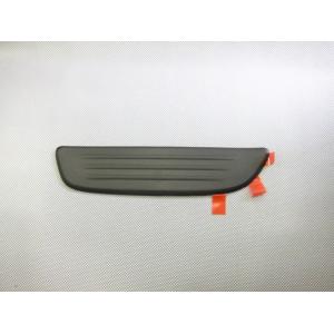 リヤスカッフプレート右　G46L687G0A　02　マツダ純正部品
